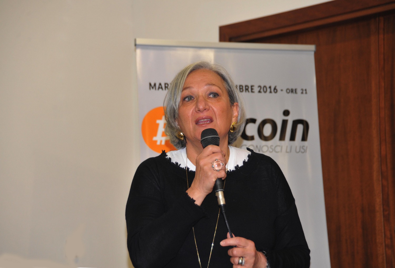 Anna Lapini explains the advantages of Bitcoin at a meetup in Arezzo